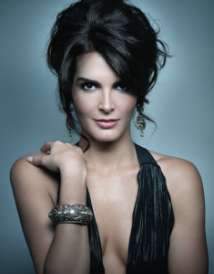 angie_harmon11