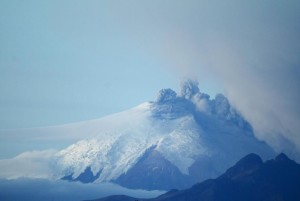 The Cotopaxi volcano, one of the world's highest active volcanoes, spews ash and smoke as seen from Quito, Ecuador, August 27, 2015. Ecuadorian authorities are monitoring activity at Cotopaxi volcano, which prompted Ecuador's President Rafael Correa to declare a state of emergency and authorities to maintain a yellow alert for eruptions as bursts of ash keep spewing from the snow-encircled crater of the volcano and falling in gusts on residential communities.  REUTERS/Gary Granja        TPX IMAGES OF THE DAY